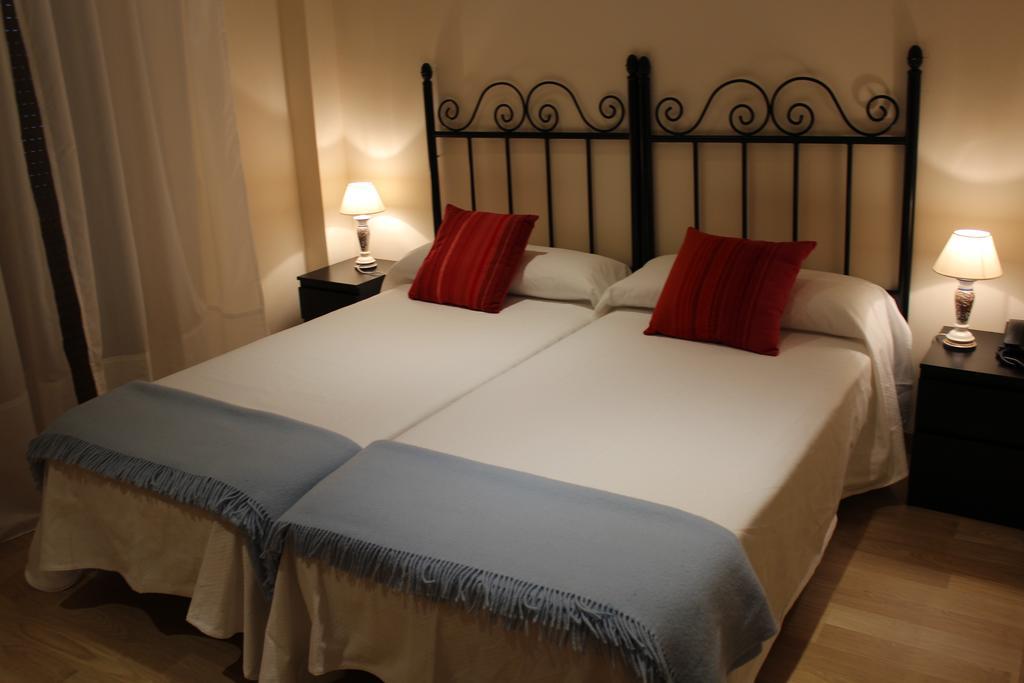 Hostal Mainz Piedralaves Exteriör bild