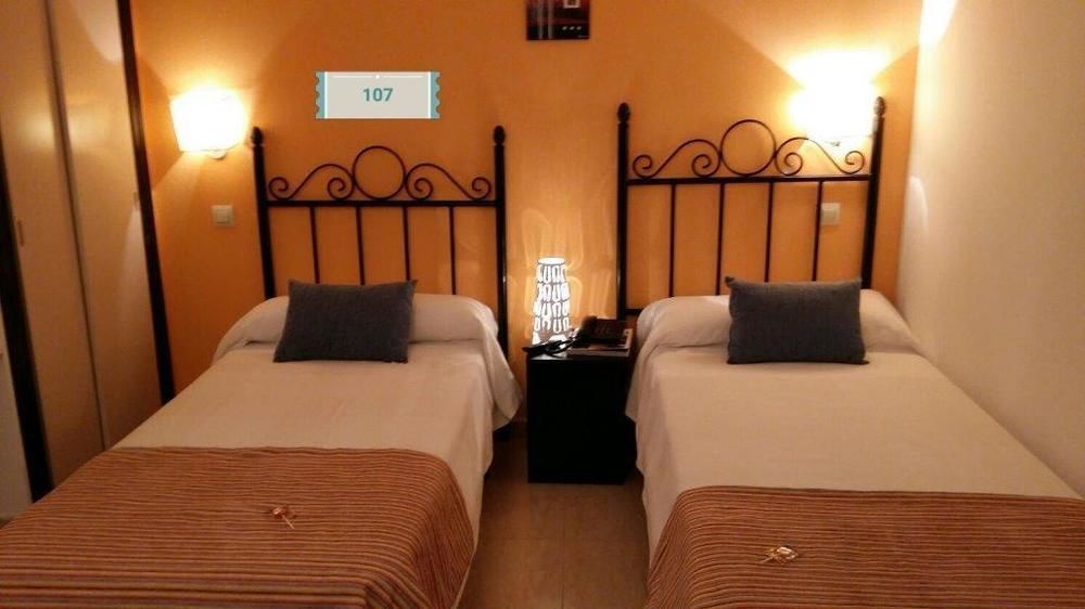 Hostal Mainz Piedralaves Exteriör bild
