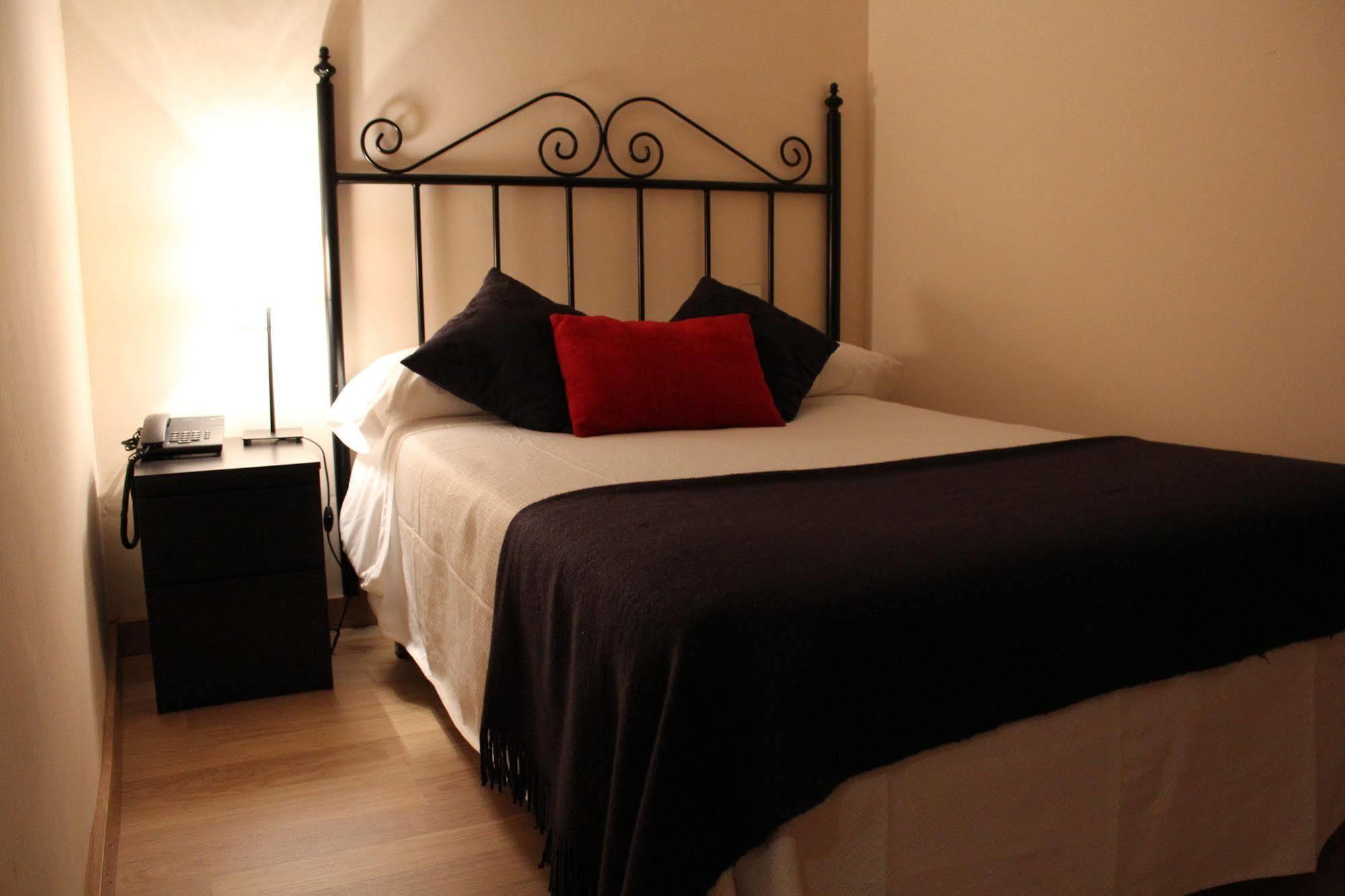Hostal Mainz Piedralaves Exteriör bild