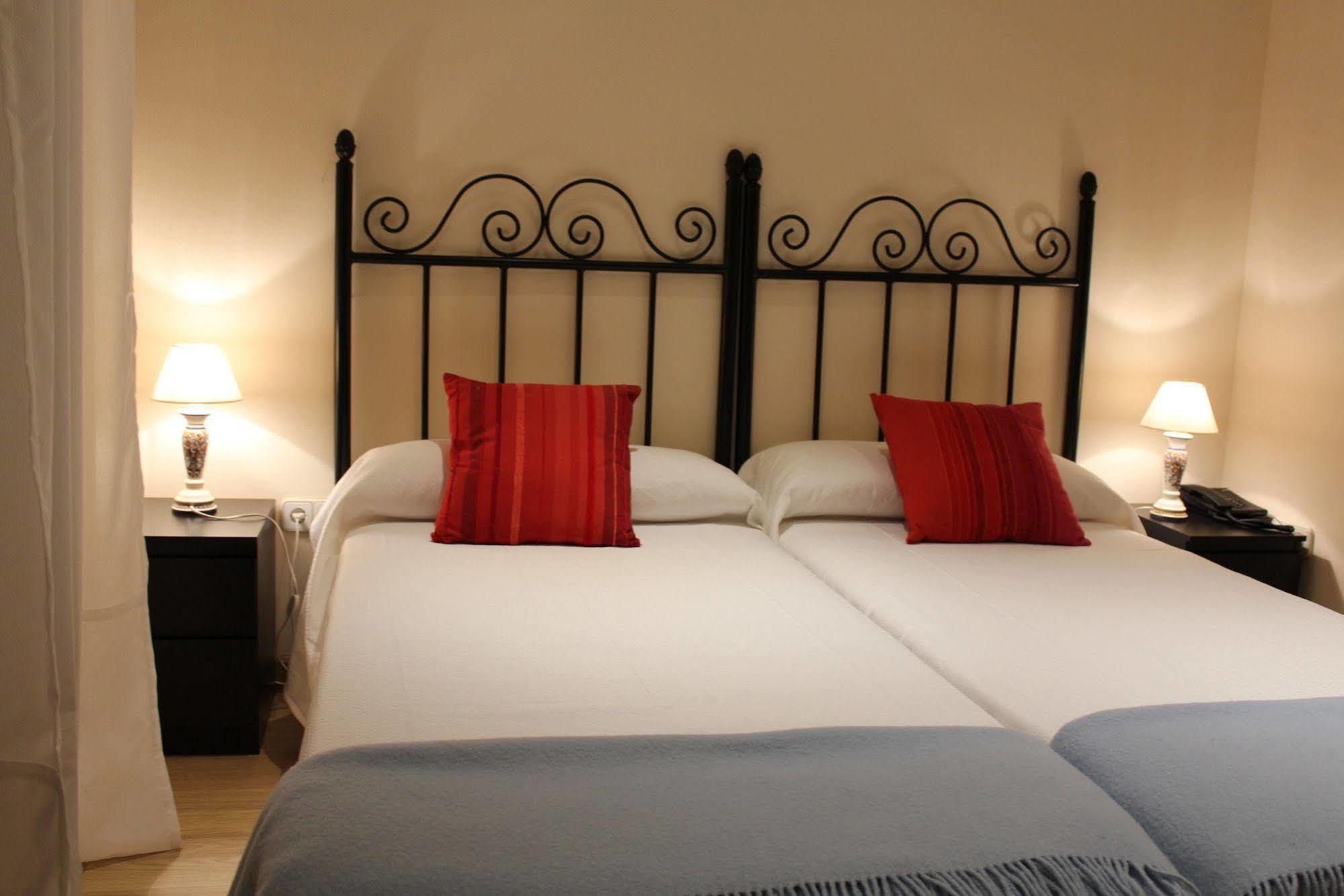 Hostal Mainz Piedralaves Exteriör bild